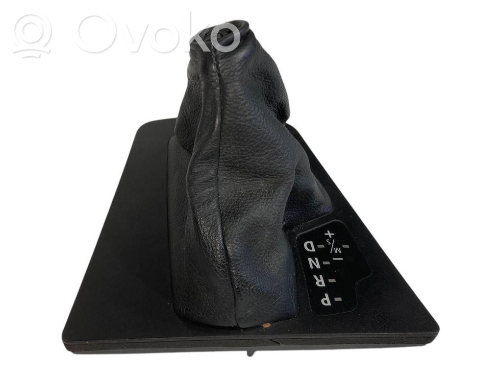 Ātrumu pārslēgšanas sviras dekoratīvā apdare (plastmasas)