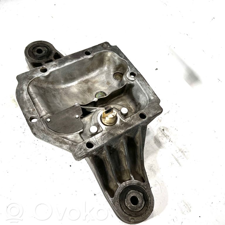 Крепление заднего редуктора