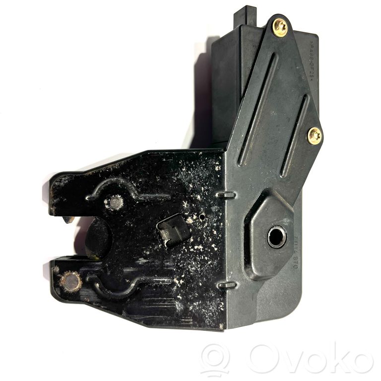 Aizmugurējā pārsega slēdzene