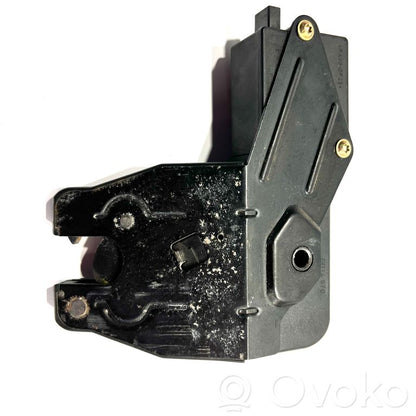 Aizmugurējā pārsega slēdzene