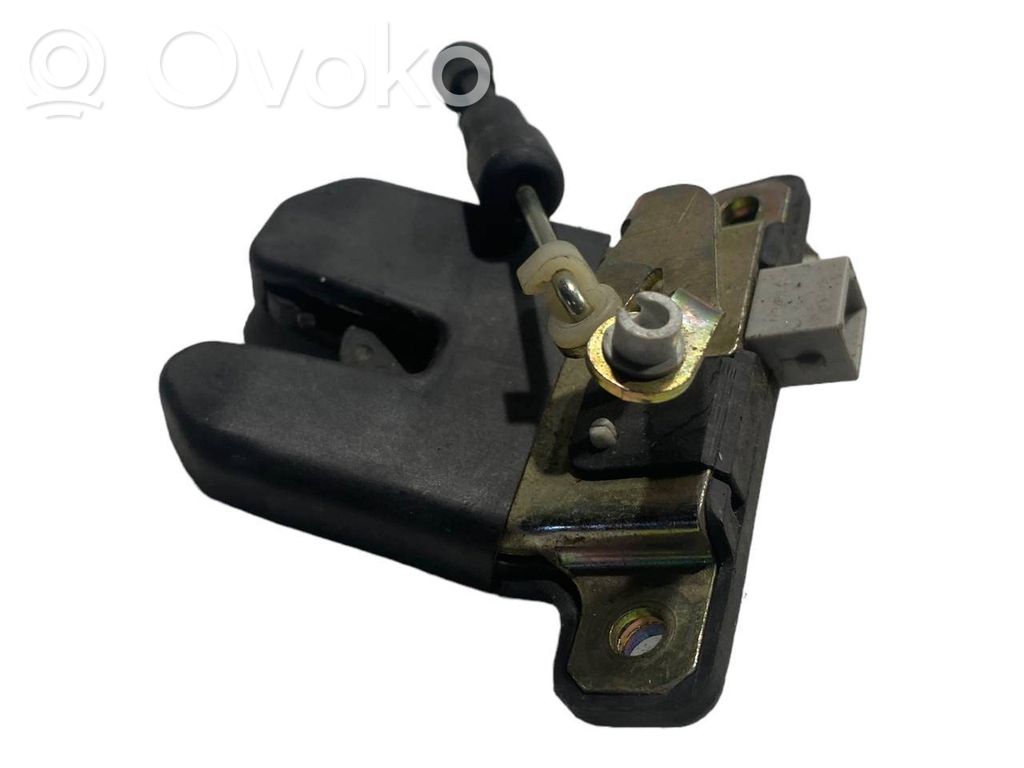 Aizmugurējā pārsega slēdzene