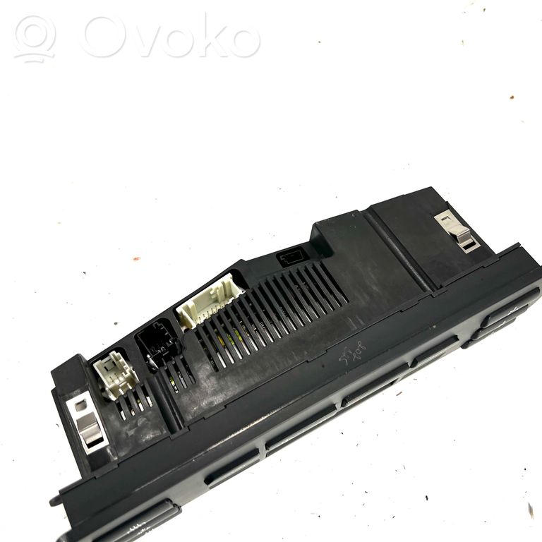 Gaisa kondicioniera / klimata kontroles / salona apsildes vadības bloks (salonā)