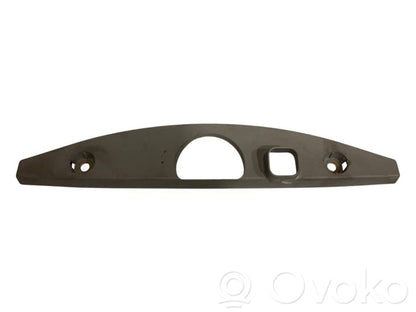 Augšējā dekoratīvā apdare (pie loga)