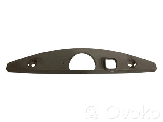 Augšējā dekoratīvā apdare (pie loga)