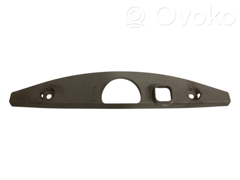 Augšējā dekoratīvā apdare (pie loga)