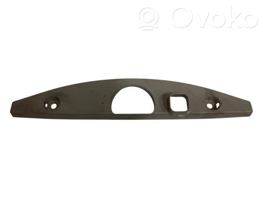 Augšējā dekoratīvā apdare (pie loga)