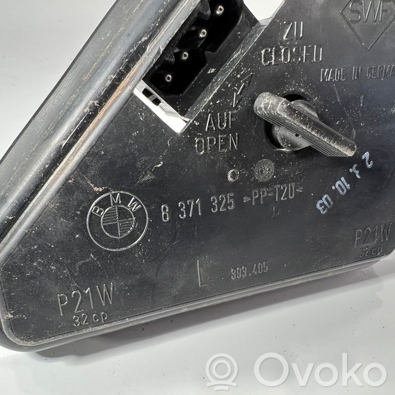 Держатель крышки заднего фонаря