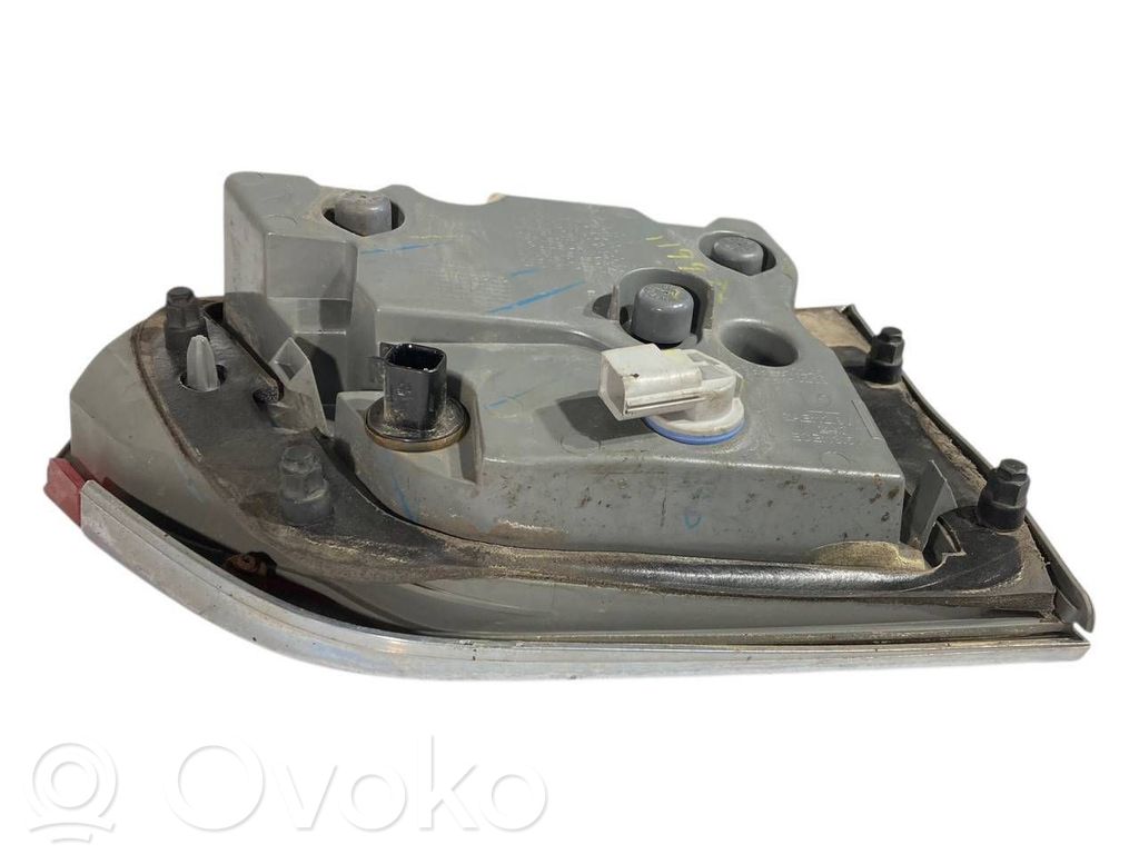 Aizmugurējais lukturis pārsegā