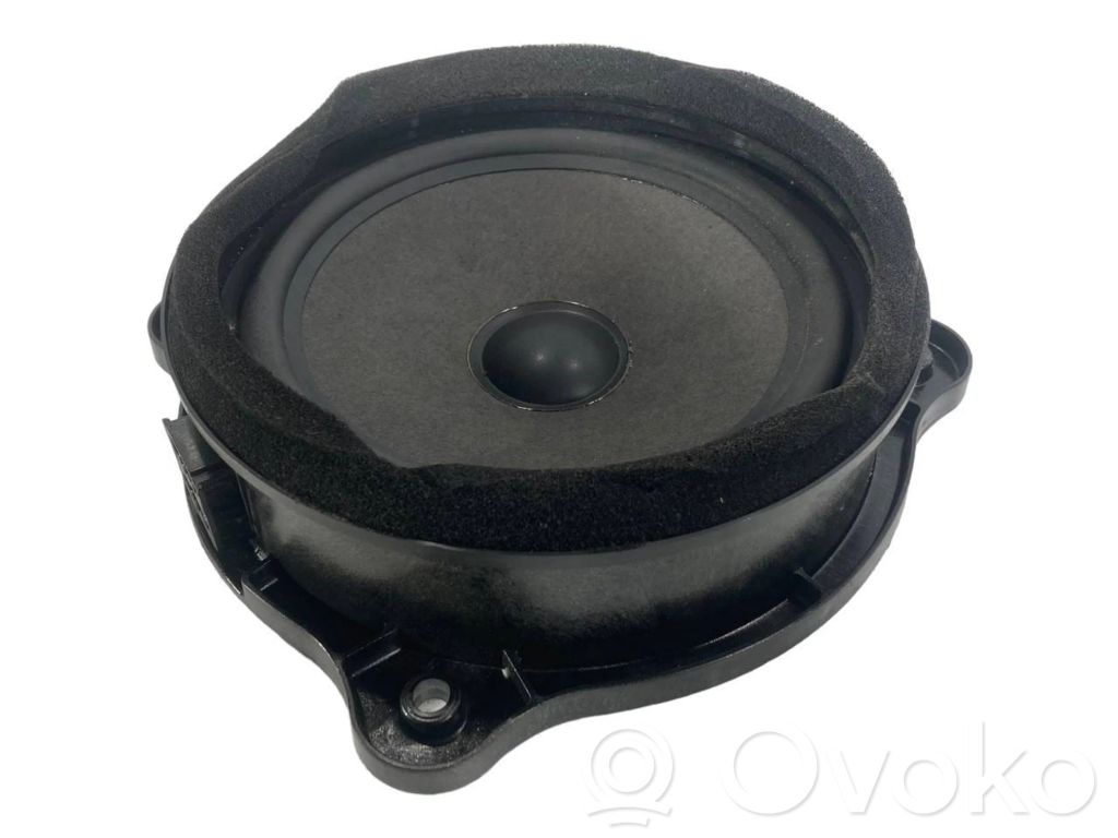 Skaļrunis (-i) priekšējās durvīs