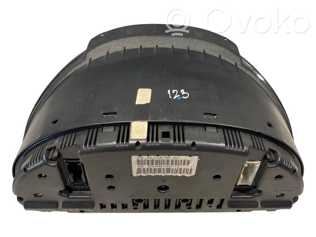 Speedometer (in the instrument panel)