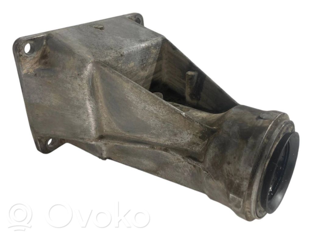 Pusass sakabes gultņa stiprinājums