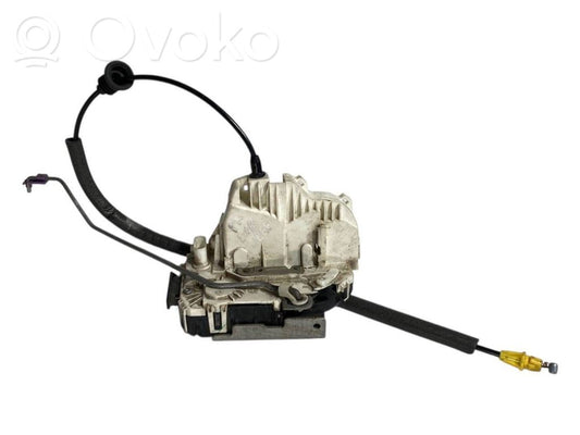 Priekšpusē slēdzene