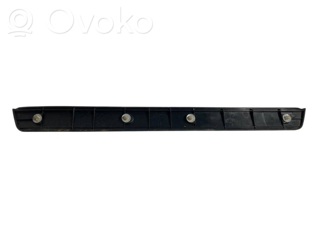 Priekšējā sliekšņa dekoratīvā apdare (iekšējā)