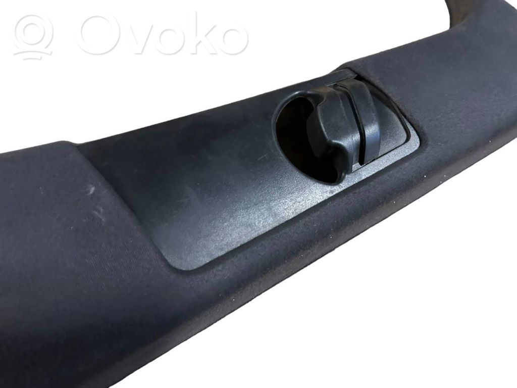 (B) statņa dekoratīvā apdare (augšdaļa)