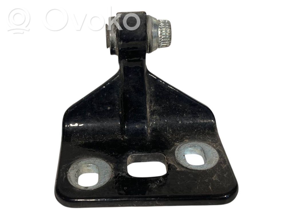 Aizmugurē apakšējā vira (eņģe)