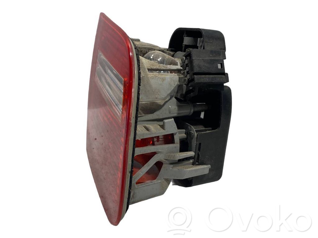 Aizmugurējais lukturis pārsegā