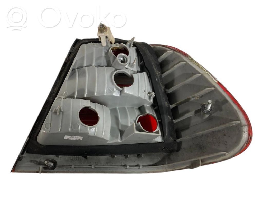 Задний фонарь в кузове