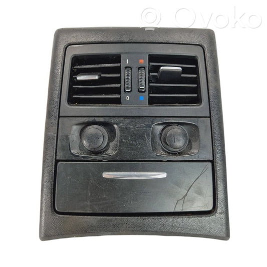 Aizmugurējā pelnutrauka dekoratīvā apdare