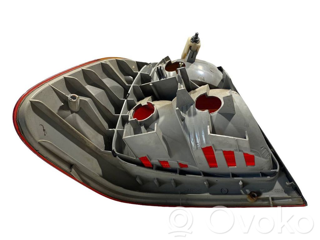 Aizmugurējais lukturis virsbūvē