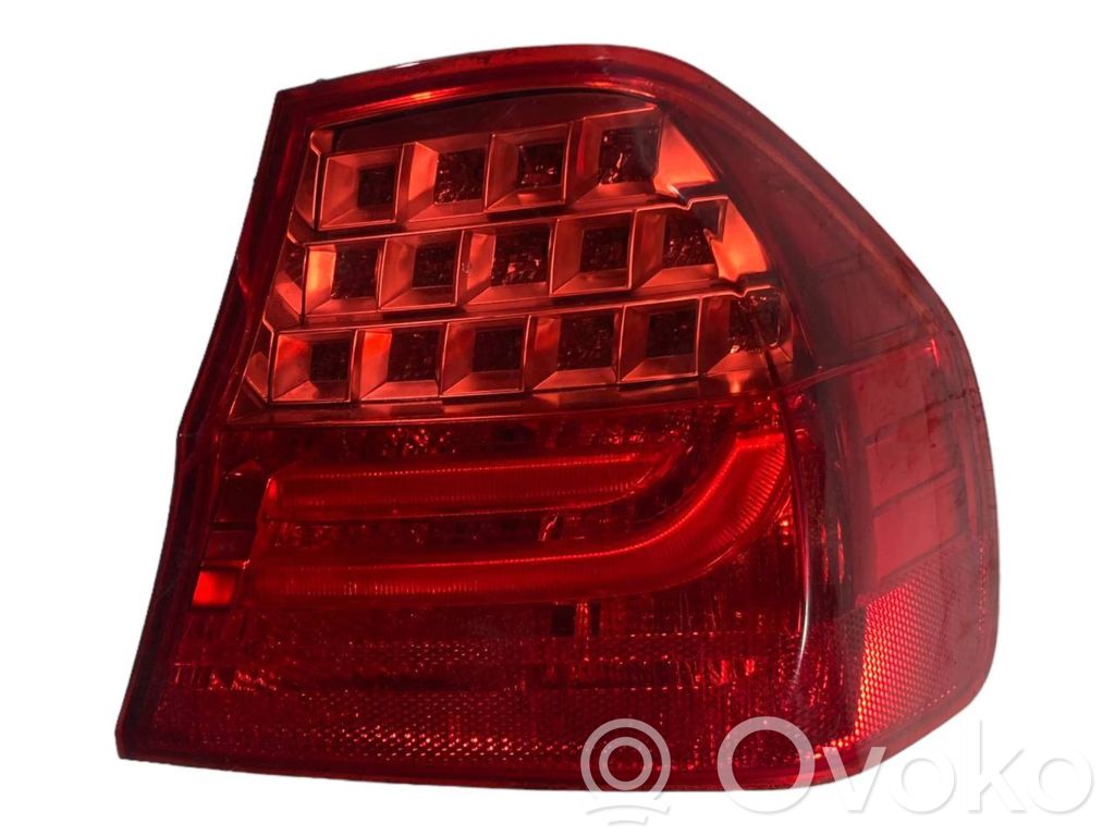 Aizmugurējais lukturis virsbūvē