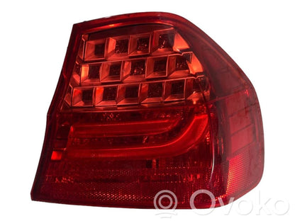 Aizmugurējais lukturis virsbūvē