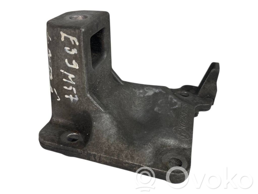 Dzinēja nostiprināšanas stiprinājums-kronšteins