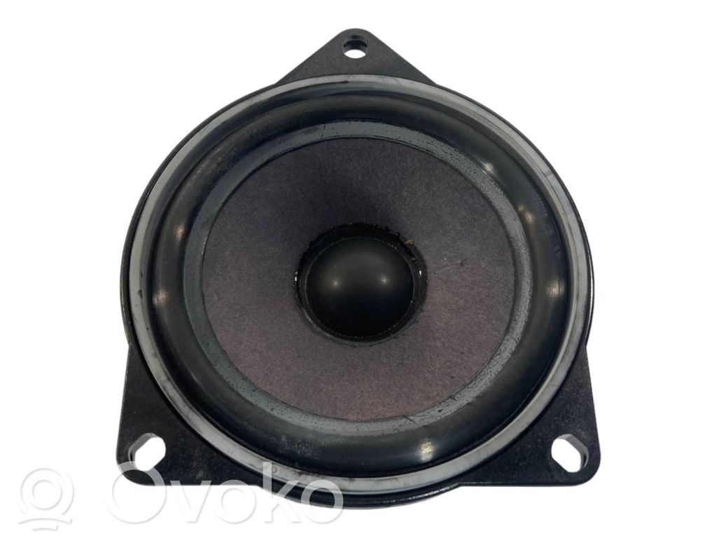 Skaļrunis (-i) aizmugurējā palodzē