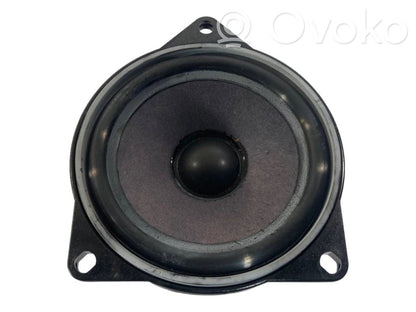 Skaļrunis (-i) aizmugurējā palodzē