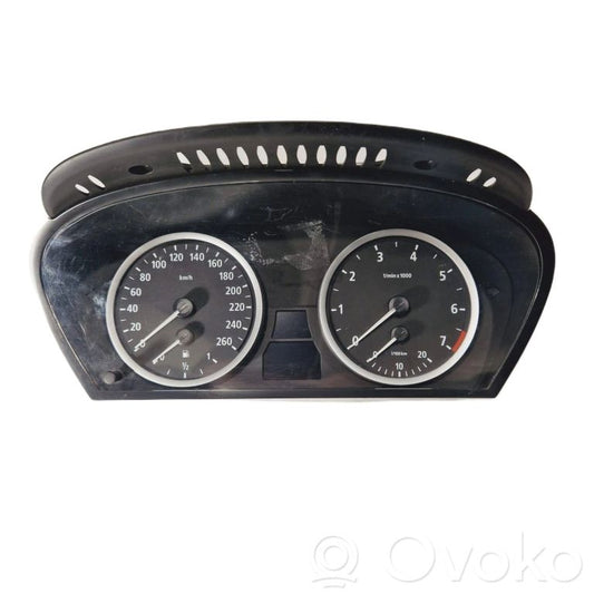 Speedometer (in the instrument panel)