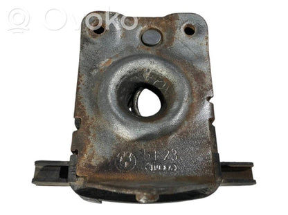 Dzinēja pārsega slēdzene