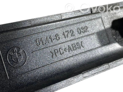 Priekšpusē dekoratīvās apdares lenta