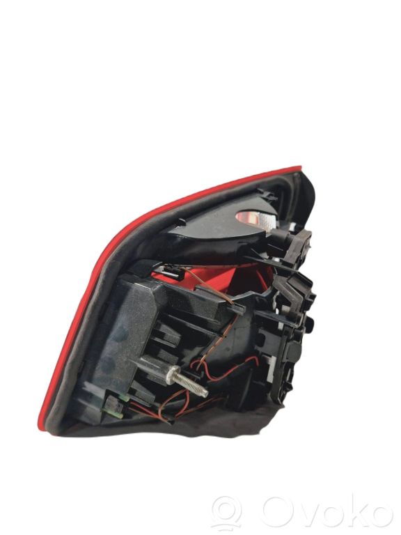 Задний фонарь на капоте