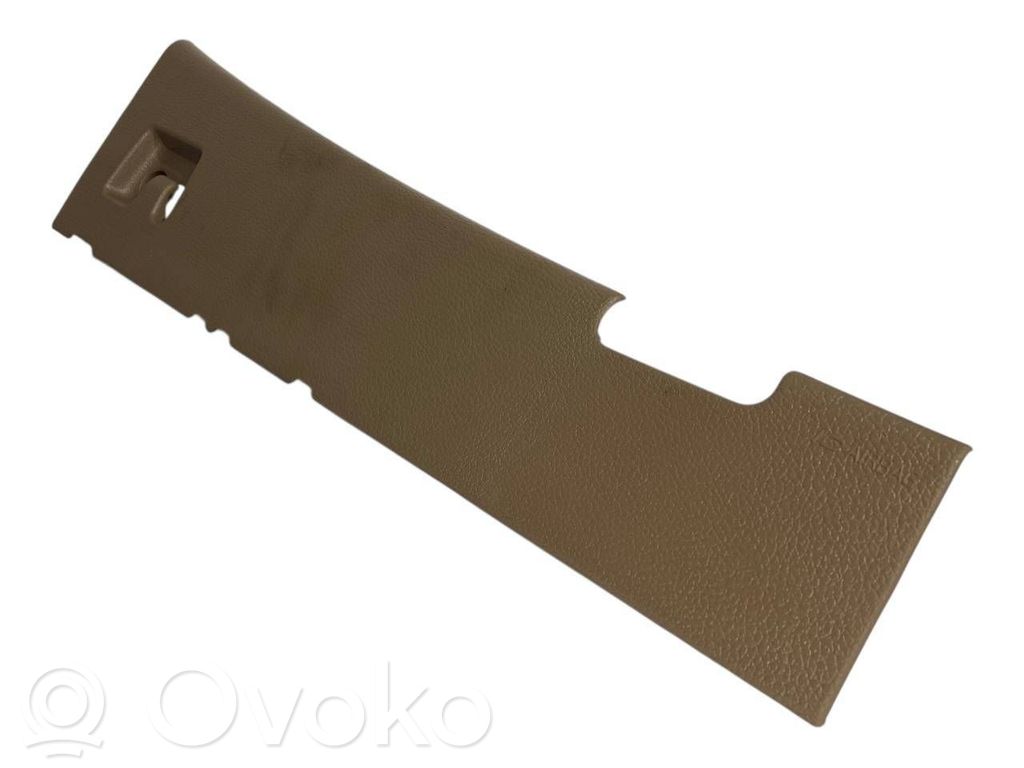 (B) statņa dekoratīvā apdare (augšdaļa)