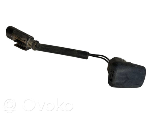 Mazgāšanas šķidruma smidzinātājs (-i) priekšējam logam