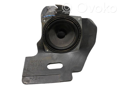 Augsto frekvenču skaļrunis (-i) priekšējās durvīs