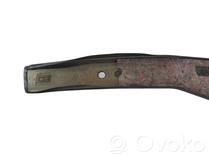 (B) statņa dekoratīvā apdare (apakšdaļa)