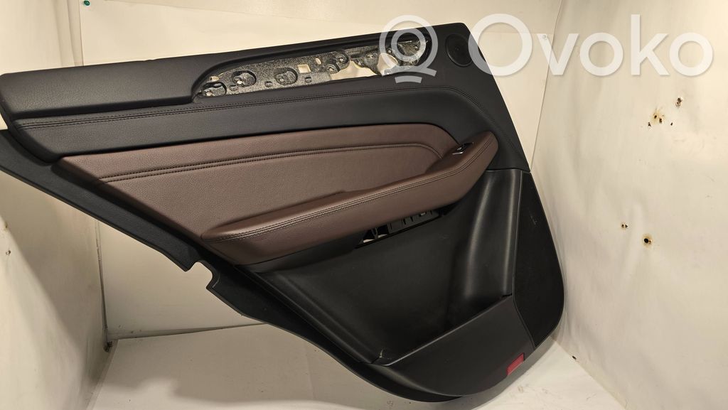 Apšuvums aizmugurējām durvīm