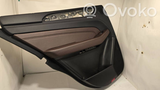 Apšuvums aizmugurējām durvīm