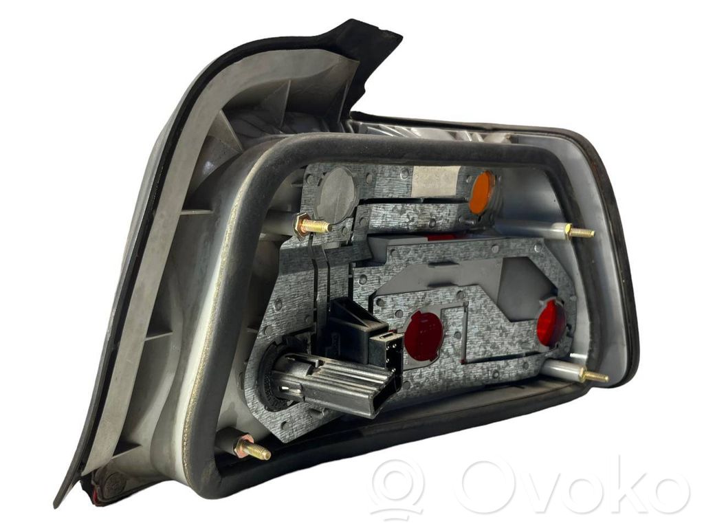 Aizmugurējais lukturis virsbūvē