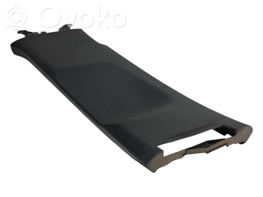 (B) statņa dekoratīvā apdare (apakšdaļa)