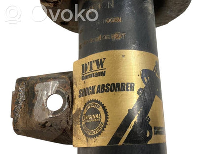 Priekšpusē amortizators ar atsperi