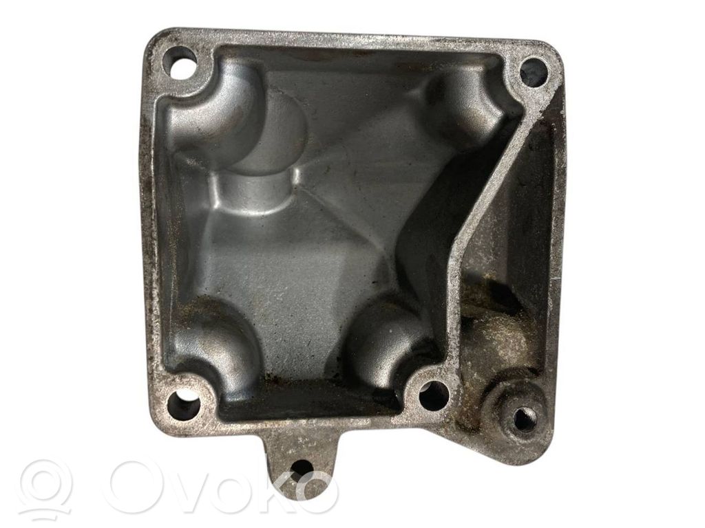 Engine mounting bracket