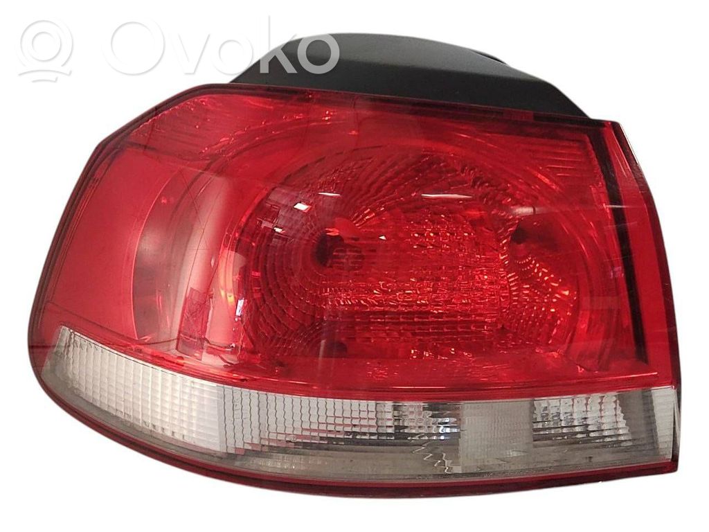 Aizmugurējais lukturis virsbūvē