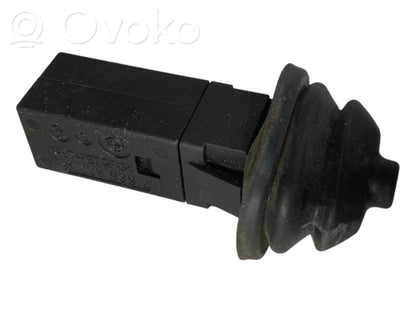 Degvielas tvertnes atvēršanas slēdzis