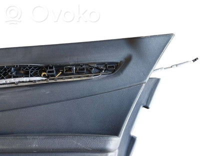 Apšuvums aizmugurējām durvīm