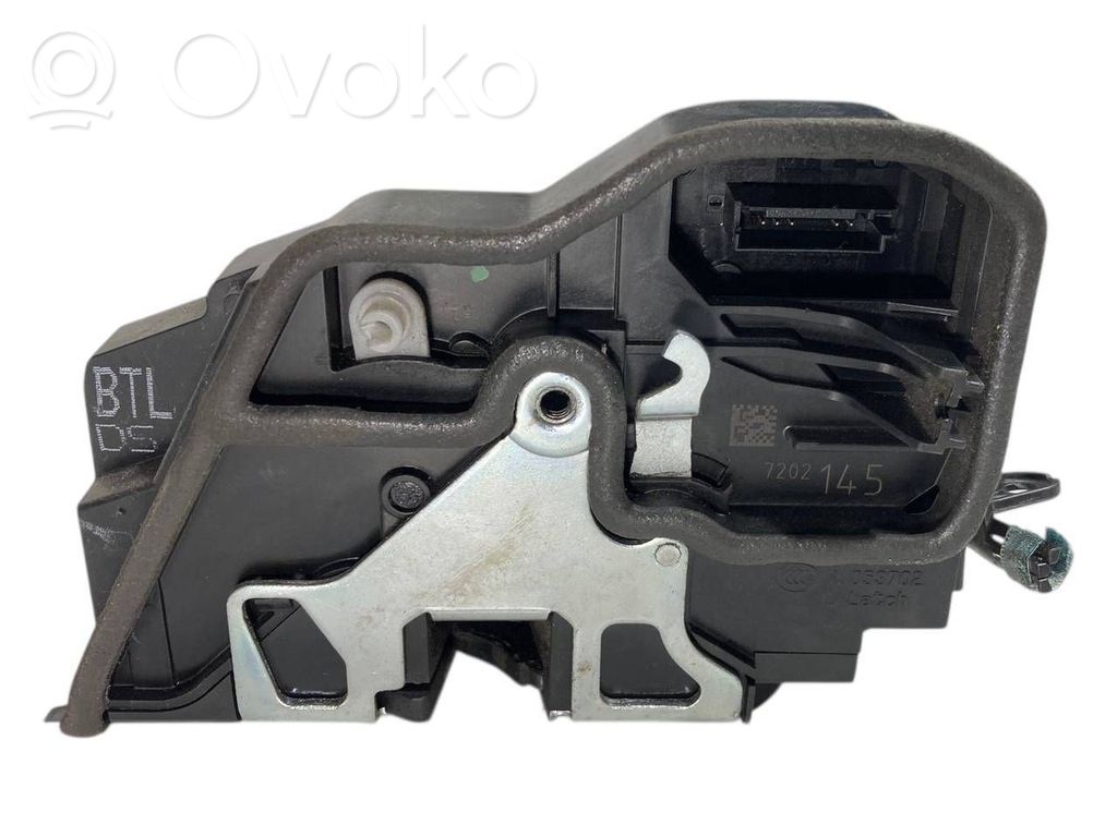 Priekšpusē slēdzene