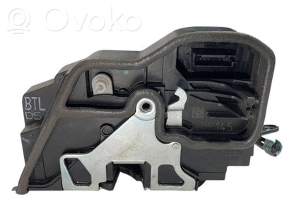 Priekšpusē slēdzene