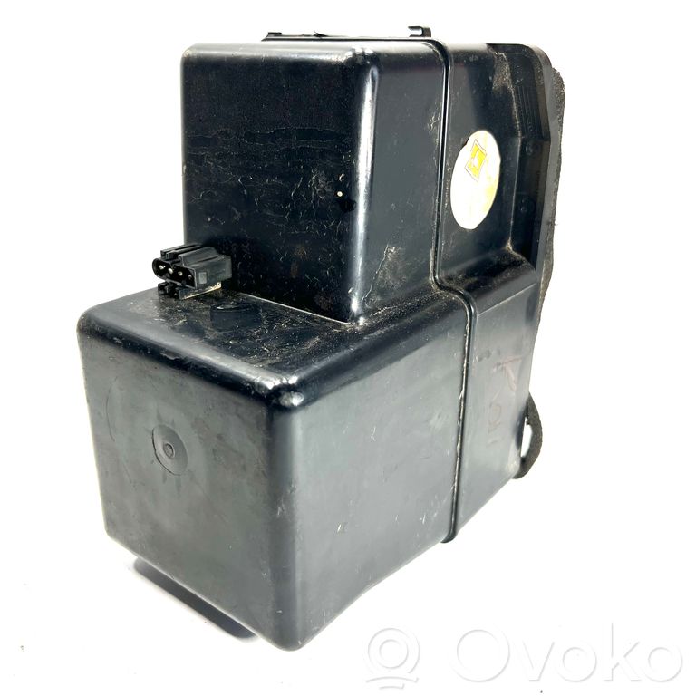 Skaļrunis (-i) aizmugurējā palodzē