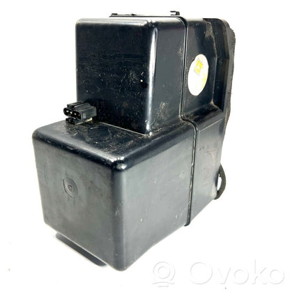 Skaļrunis (-i) aizmugurējā palodzē