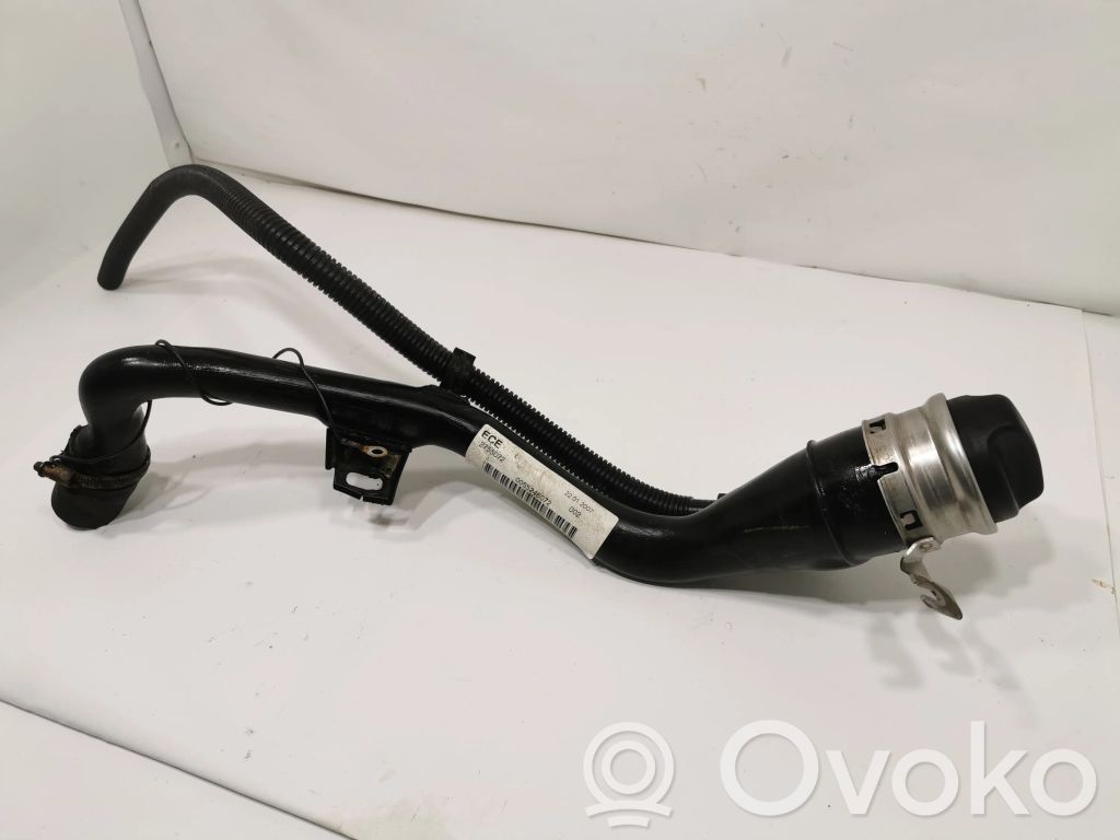 Degvielas tvertnes uzpildes caurule